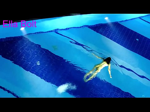 ❤️ Handikwanise kumira kuona, mudiki blonde akabatwa achishambira asina kupfeka muELLA BOLT resort pool kwatiri